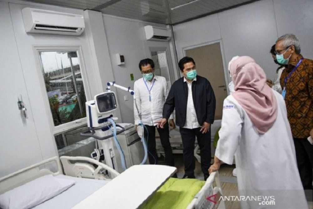 PRODUK LOKAL: Menteri BUMN Erick Thohir (kedua kiri) meninjau ruang modular di Rumah Sakit Pertamina Jaya, Cempaka Putih, Jakarta. ANTARA FOTO/M Risyal Hidayat/aww.