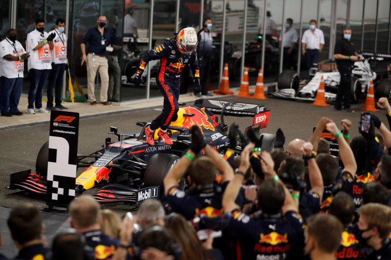Pebalap tim Red Bull Max Verstappen melakukan selebrasi setelah menjuarai Grand Prix Abu Dhabi, Sirkuit Yas Marina. (13/12/2020) (Pool via Reuters/Hamad I Mohammed)

