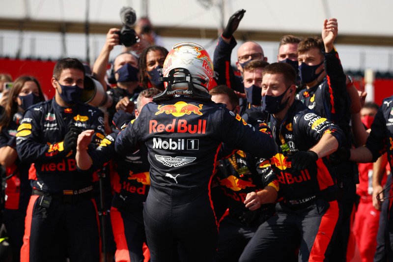 Pebalap tim Red Bull Max Verstappen melakukan selebrasi bersama anggota tim setelah memenangi Grand Prix 70th Anniversary di Sirkuit Silverstone, Inggris, Minggu (9/8/2020) Reuters/Bryn Lennon

