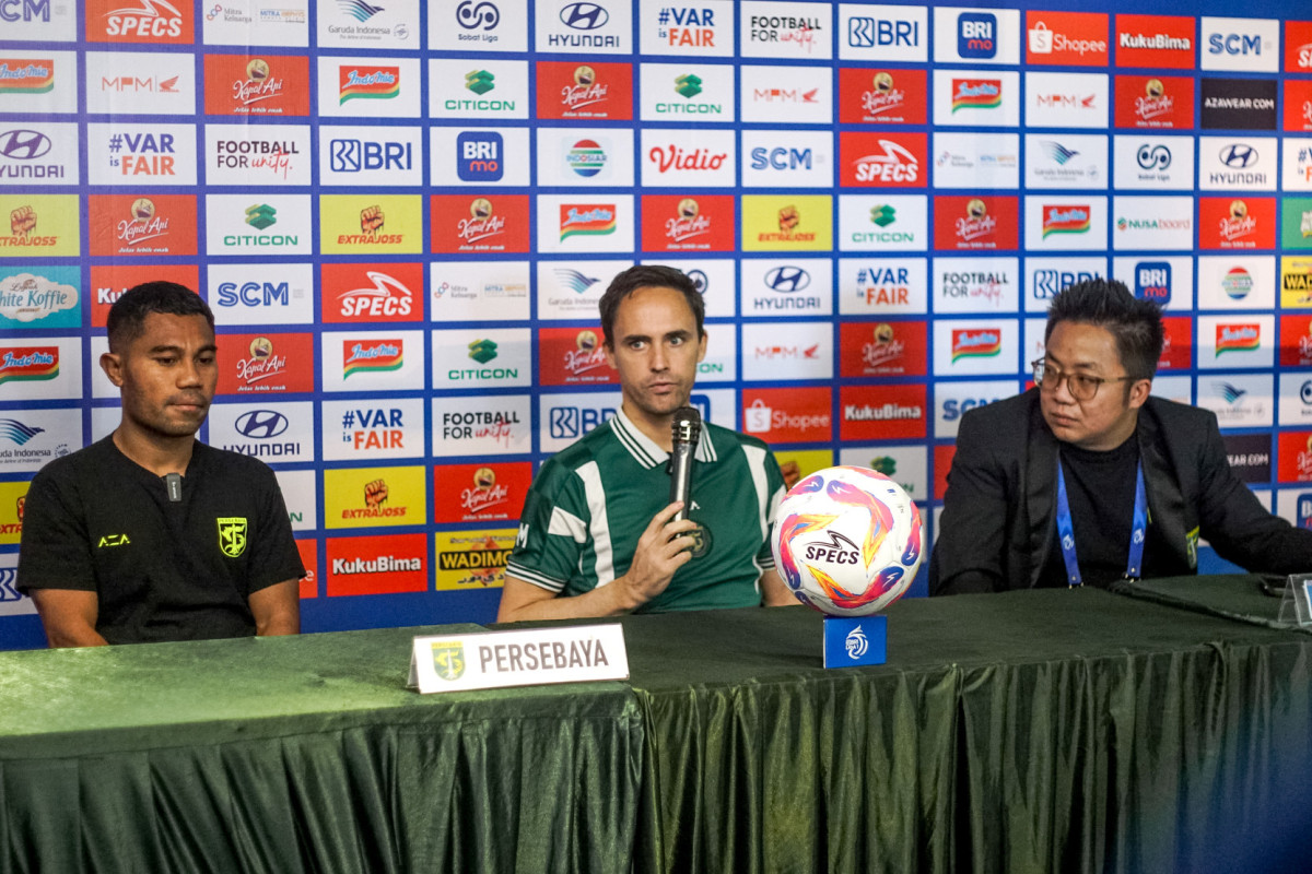 Pelatih Persebaya Paul Munster bersama Ardi Idrus melakukan sesi konferensi pers sebelum laga melawan Persik Kediri. (Persebaya)