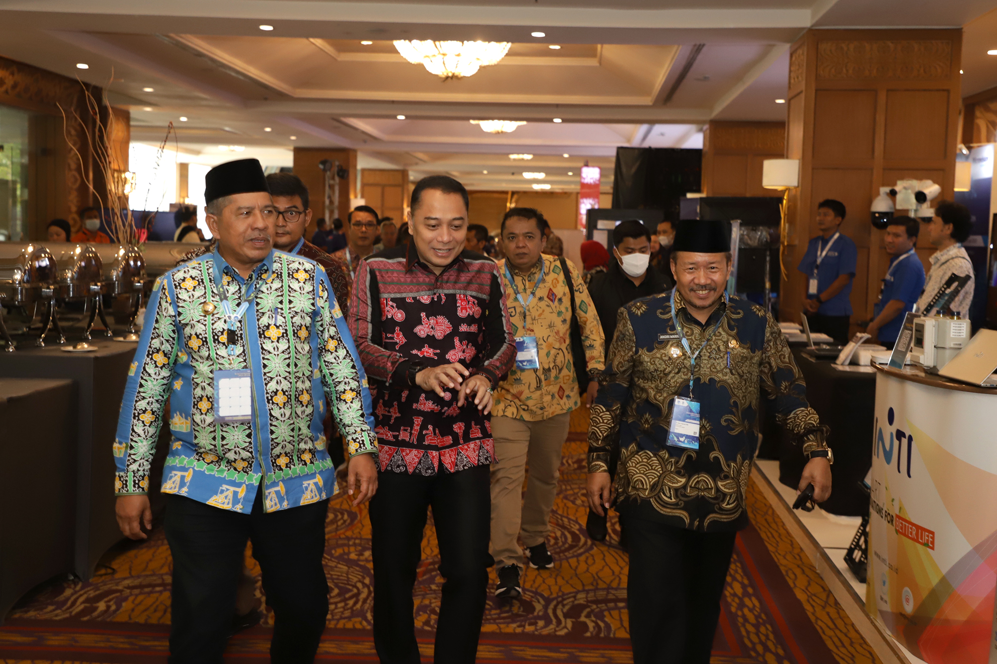 Staf Ahli Menteri Kominfo Bidang Teknologi Kemenkominfo) RI Mochamad Hadiyana bersama Wali Kota Surabaya Eri Cahyadi membuka Forum Smart City Nasional 2023 di ballroom Shangri-La Hotel, Senin (12/6/2023).