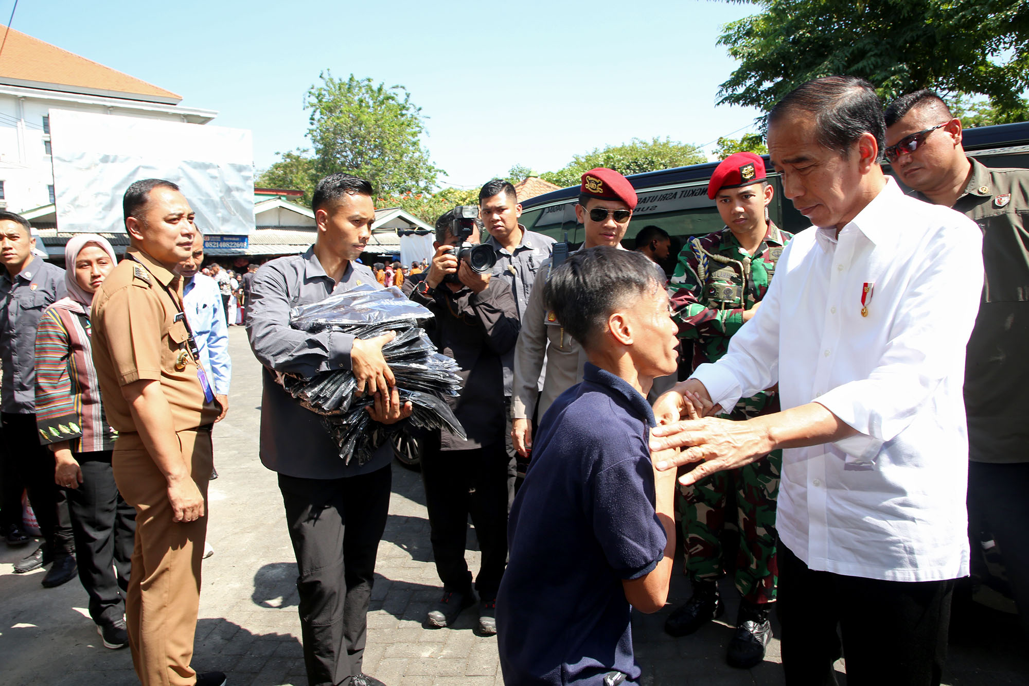 Wali Kota Surabaya Eri Cahyadi mendampingi Presiden Joko Widodo dalam pengecekan harga dan stok bahan pokok di Pasar Soponyono, Kecamatan Rungkut, Surabaya, pada Jumat (6/9/2024) pagi