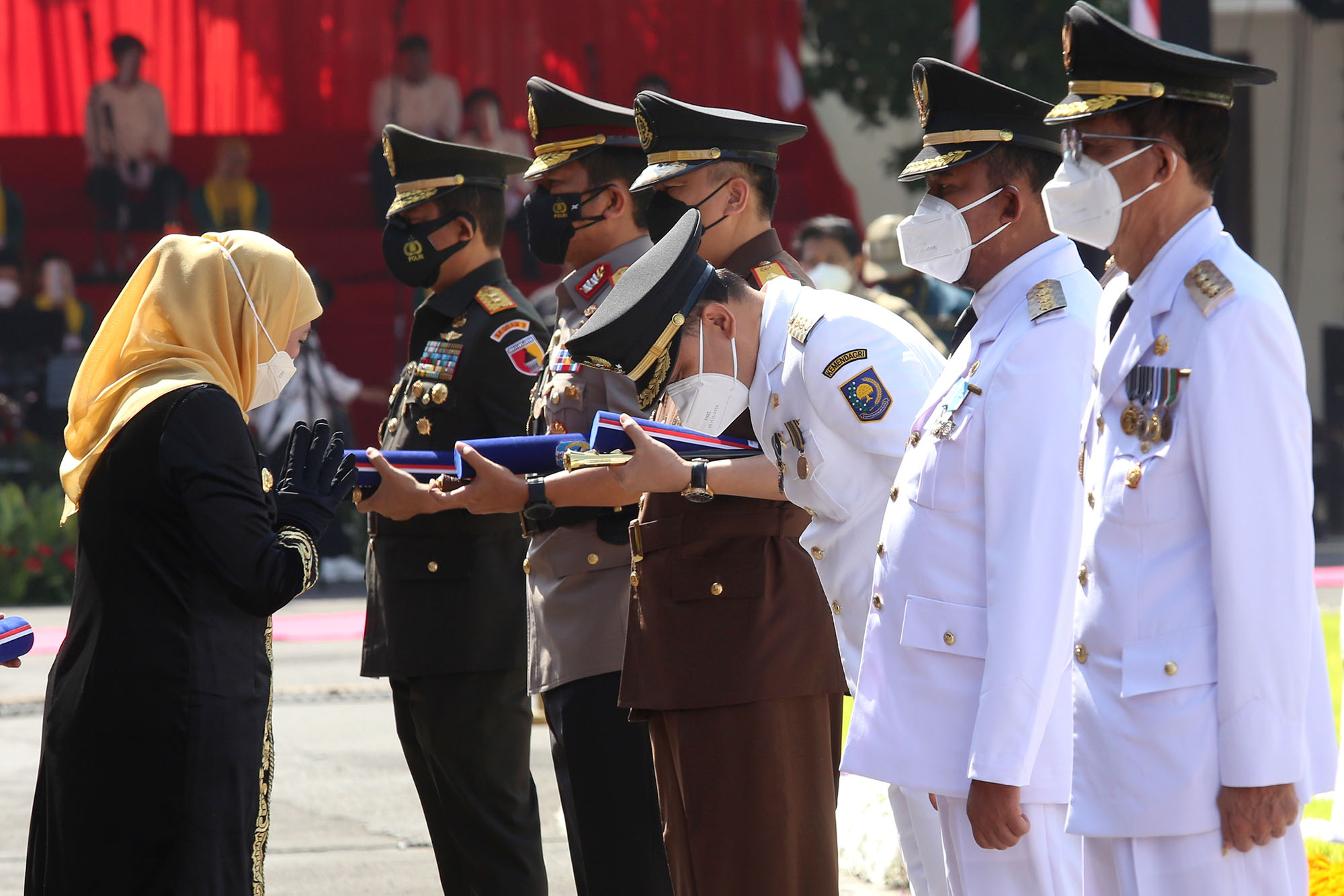 Wali Kota Surabaya Eri Cahyadi memperoleh lencana pengharagaan Jer Basuki Mowo Beya Emas dari Gubernur Jatim Khofifah Indar Parawansa.