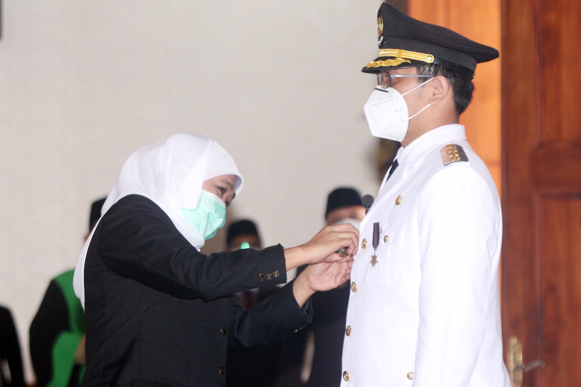 Gubernur Jawa Timur Khofifah Indar Parawansa melantik Raharto Teno Prasetyo sebagai Wali Kota Pasuruan di Gedung Negara Grahadi, Surabaya, Senin (21/9). FOTO: OM PRASS