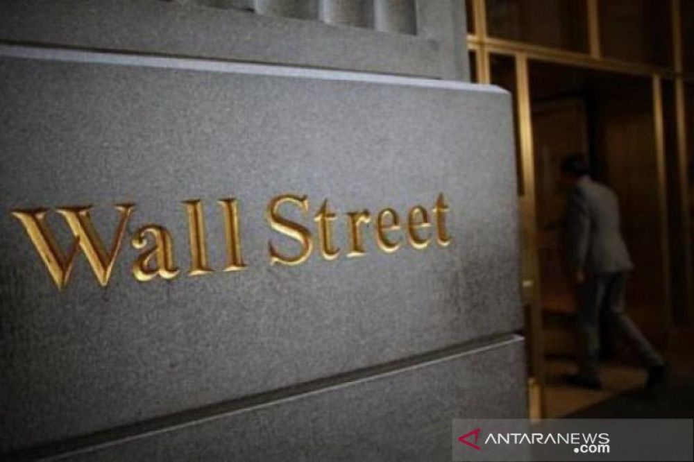  Seorang pria berjalan di Wall Street saat wabah virus corona di New York. (FOTO: HMP/Sinéad Carew) 