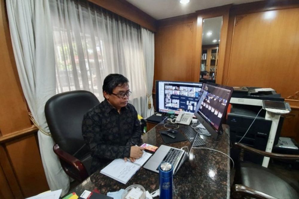 Wakil Menteri Lingkungan Hidup dan Kehutanan Alue Dohong saat melakukan konferensi video membahas upaya pencegahan kebakaran hutan dan lahan di Jakarta, Senin (27/4/2020). (ANTARA/HO-KLHK)

