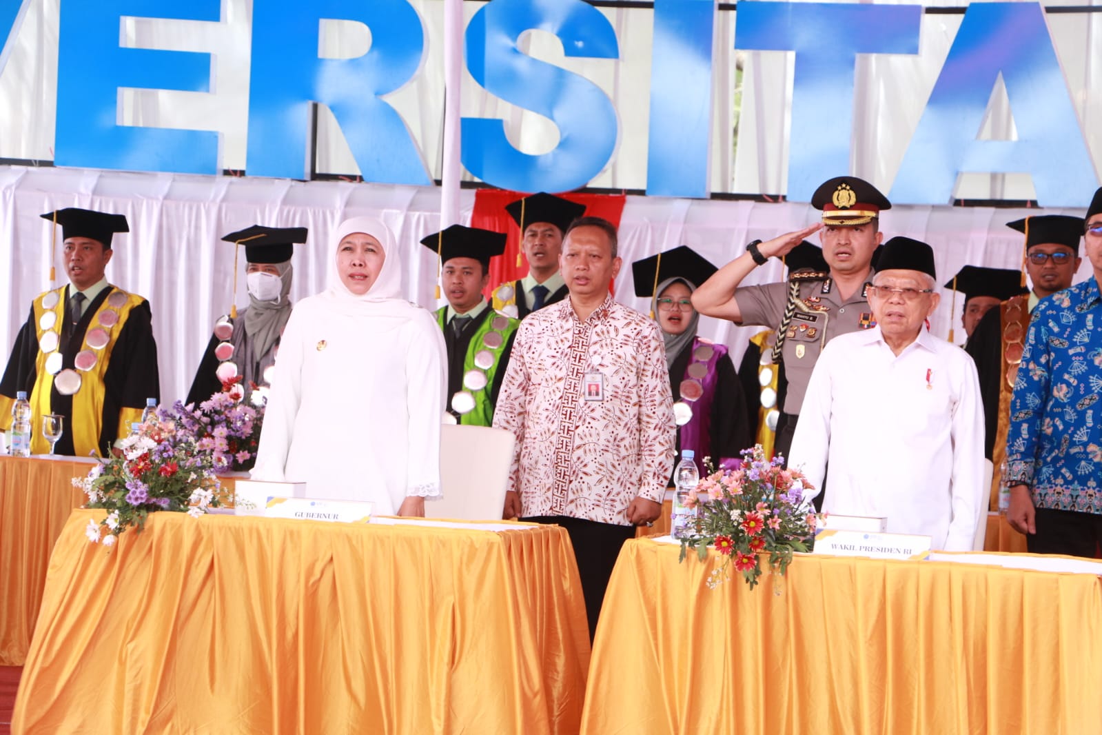 Gubernur Jawa Timur Khofifah Indar Parawansa mendampingi Wakil Presiden RI KH. Ma’ruf Amin memberikan orasi ilmiah dalam rangka Dies Natalis ke 37 Universitas Wiraraja, Sumenep, Rabu (9/8).