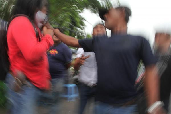 Rofik saat mengalami pengeroyokan di Jalan Simpang Dukuh (Foto/Didik Antara)