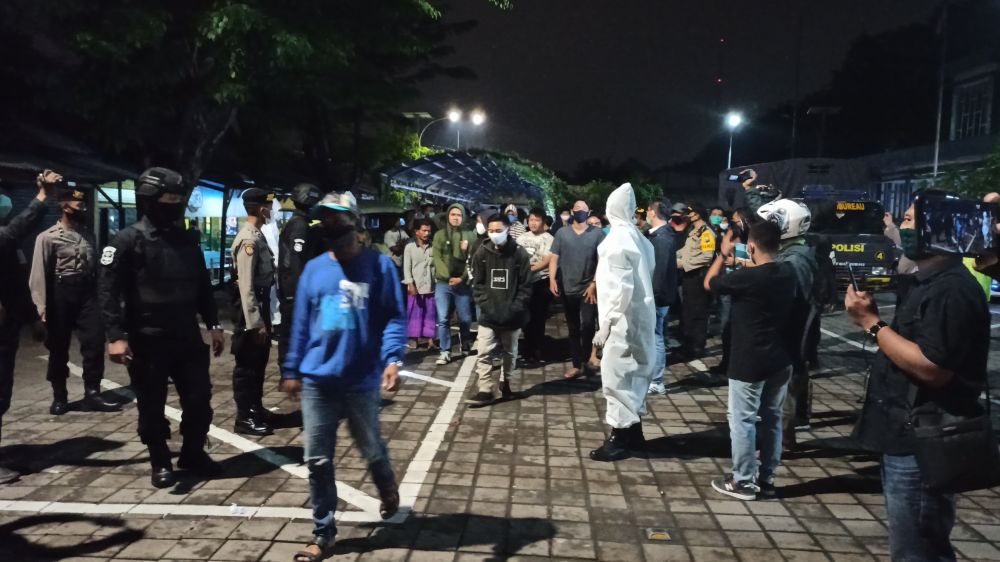 Puluhan pemuda yang cangkuk di warkop daerah Manukan Surabaya diamankan aparat gabungan, Sabtu (2/5) malam. (Foto: HMP/Jemmi)