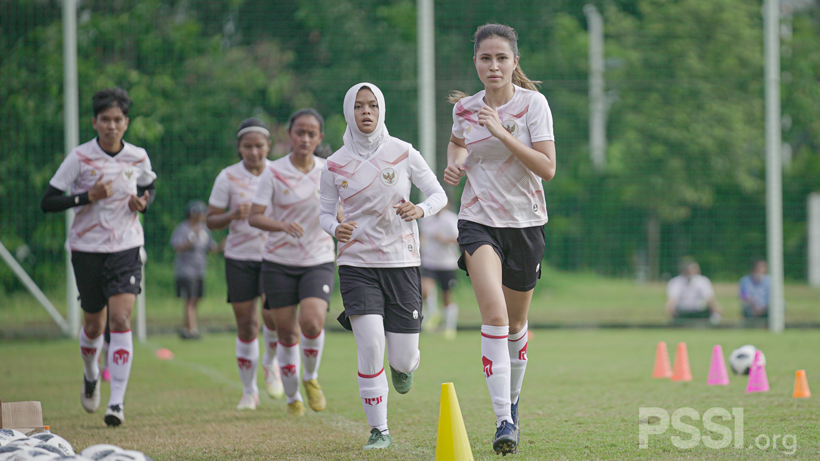  Sabreena Ashleigh Dressler (depan) ketika menjalani TC bersama timnas wanita. pssi.org