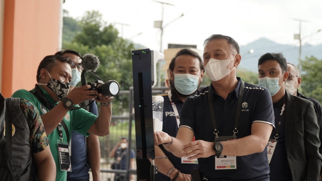 Ketum PSSI Mochmad Iriawan mengecek prokes di Stadion Si Jalak Harupat Bandung. ist