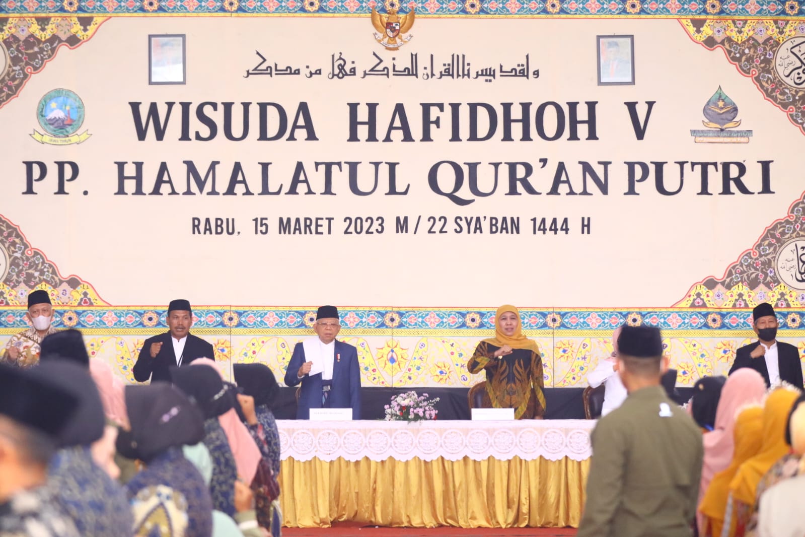 Gubernur Jawa Timur Khofifah Indar Parawansa mendampingi Wakil Presiden RI Ma'ruf Amin menghadiri Wisuda Hafidzoh V Pondok Pesantren Hamalatul Qur'an Putri di Desa Jogoroto, Jombang (15/3).