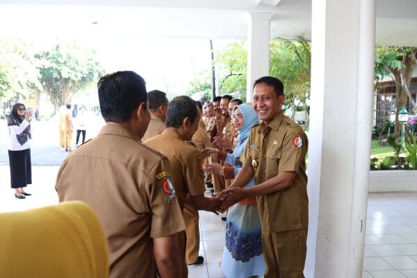 Wakil Presiden Gibran Rakabuming Raka mengawali hari pertama masuk kerja dengan halalbihalal bersama sejumlah pejabat dan seluruh pegawai Sekretariat Wakil Presiden (Setwapres) di Istana Wakil Presiden, Jakarta, Selasa (8/4)