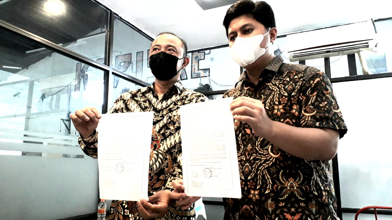Perwakilan Yayasan Ilyas Shafira Yunus Chalidana (kanan) didampingi Kuasa Hukum Yayasan Ilyas Shafira, Muhammad Takim, S.H, (92 LAW FIRM) menunjukkan surat pemutusan kerjasama  Yayasan Al Azhar Juanda dan Menganti, Jumat (29/1/2021). 