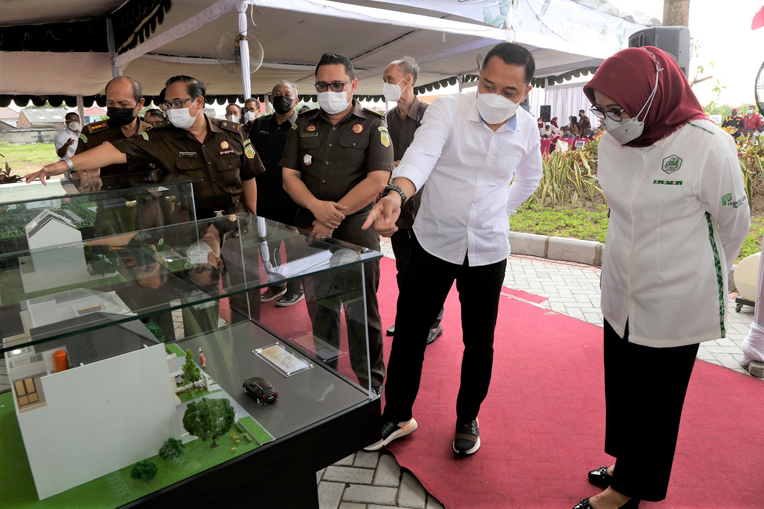Wali Kota Eri Cahyadi saat meninjau maket perumahan Eco Medayu oleh PT Yekape di Jalan Raya Medokan Sawah No 29 Surabaya, Selasa (11/1/2022). 