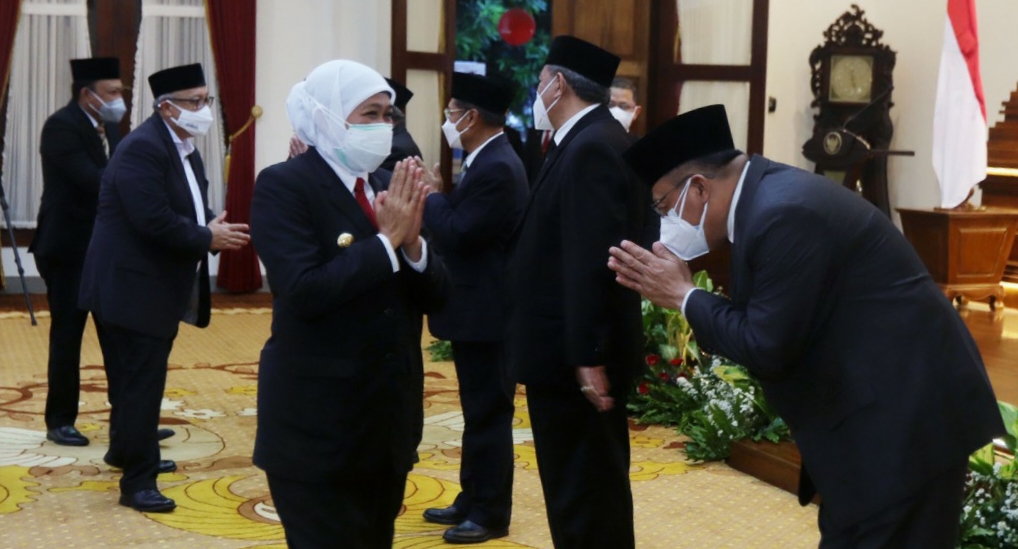 Gubernur Jatim Khofifah Indar Parawansa melantik jajaran pengurus Badan Amil Zakat Nasional (Baznas) Jawa Timur periode 2021-2026 di Gedung Negara Grahadi, Surabaya, Senin (23/8/2021).