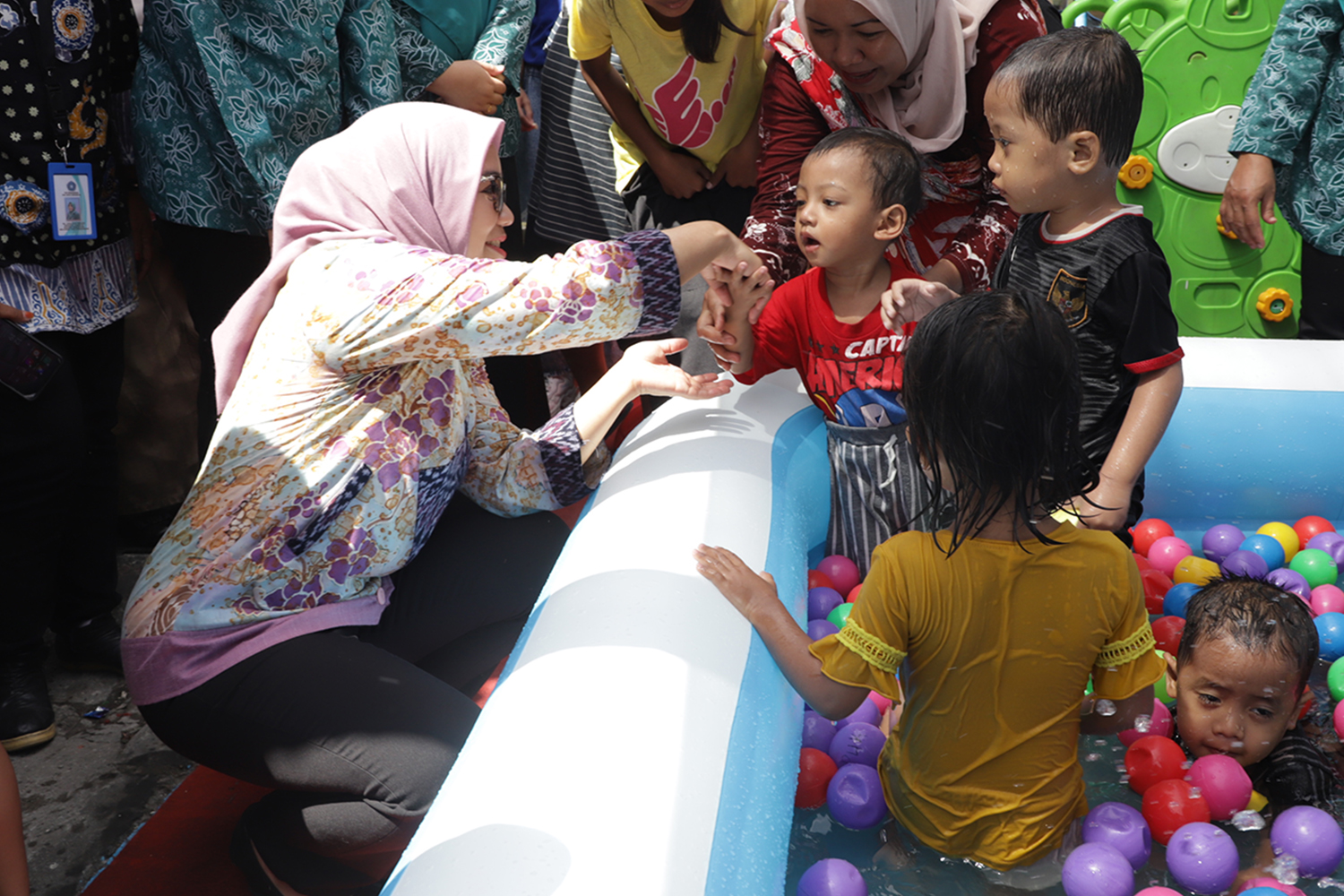 Ketua TP PKK Surabaya Rini Indriyani meninjau SOTH di Balai RW 6 Waringin Sawunggaling Kelurahan Sawunggaling, Kecamatan Wonokromo, Surabaya, Sabtu (5/8/2023).

