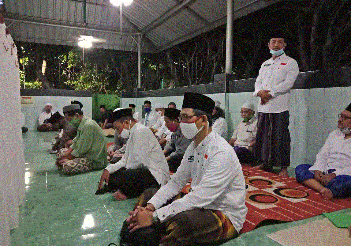 Relawan Gus Eri Cahyadi saat ziarah di makam Sayyid Ali Asghor Basyaiban di kampung Sidoresmo Surabaya, Kamis (15/10) malam.
