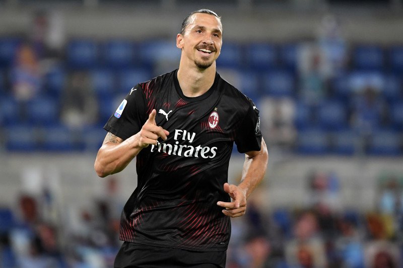 Pemain AC Milan Zlatan Ibrahimovic saat pertandingan melawan Lazio di Stadio Olimpico, Roma, Italia, pada 4 Juli 2020. (REUTERS/Alberto Lingria)